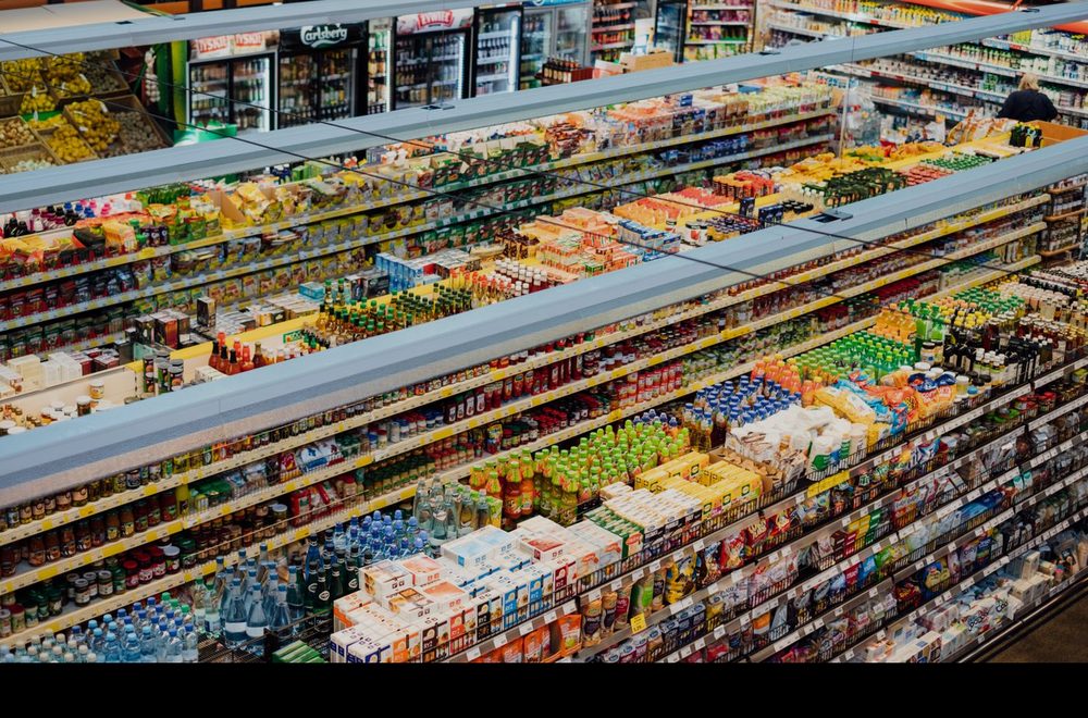 Supermarket aisles with the model configuration panel open